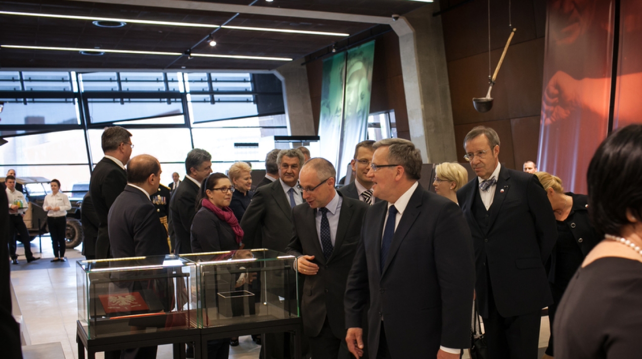 Przywódcy państw europejskich zwiedzają wystawę. Fot. Roman Jocher.