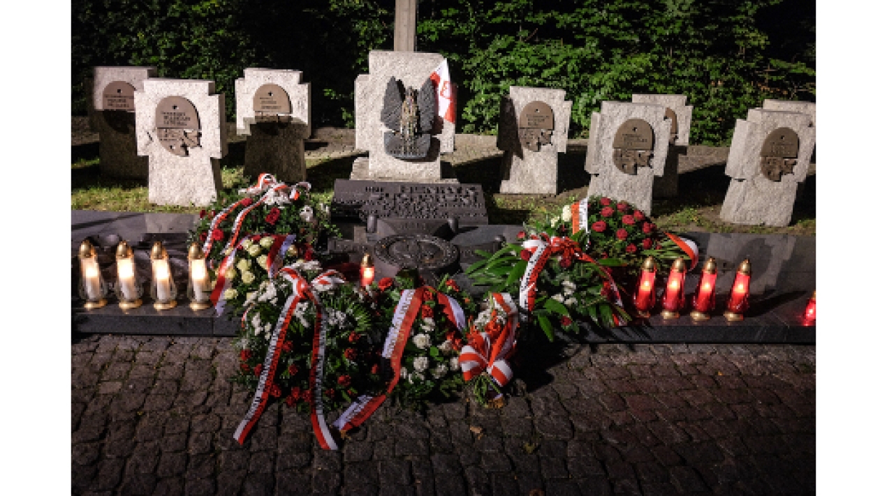 Cmentarz Obrońców Westerplatte, godz. 0448.