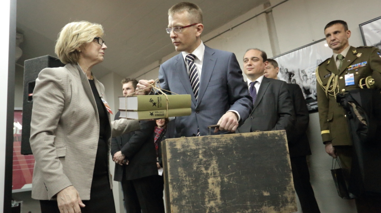 Estonia’s Minister of Culture presents deputy director of the Museum of the Second World War dr hab. P. Majewski with a suitcase. Photo: Grzegorz Mehring/ESC Archives