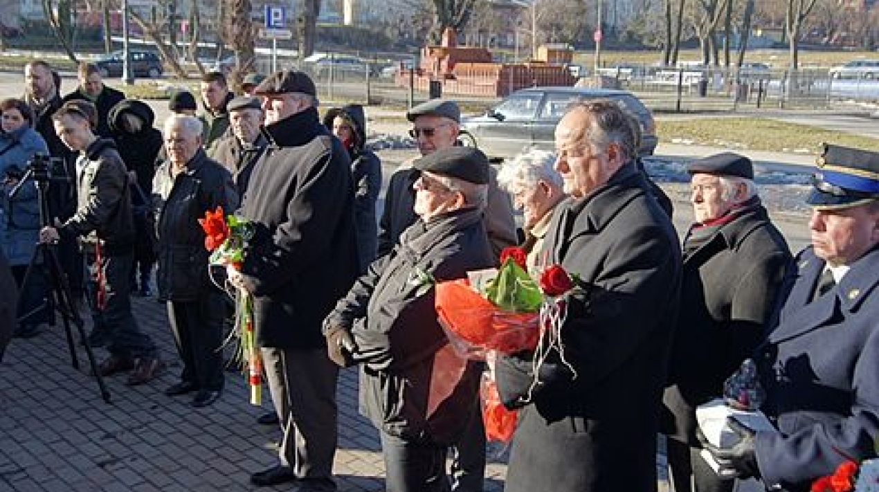 Złożenie kwiatów pod pamiątkowym pomnikiem na Skwerze Żołnierzy Wyklętych