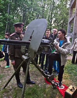 Przy powojennej wieży BAS (Baterii Artylerii Stałej) rekonstruktorzy opowiadali o walkach na Westerplatte w 1945 r. Fot. Dominik Jagodziński