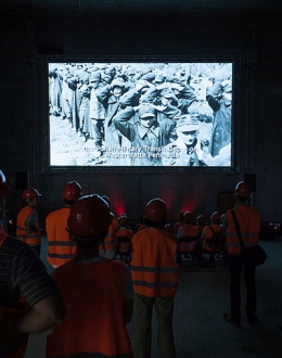 Grupy zwidzajacych oglądają film o wystawie stałej Muzeum. Fot. Roman Jocher