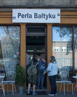 Jednym z punktów, jaki odwiedzali uczestnicy była restauracja "Perła Bałtyku", gdzie również mieli zadania do wykonania. Fot. Roman Jocher