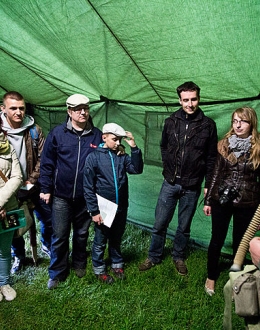 Rekonstruktorzy opowiadający o wyposażeniu Ludowego Wojska Polskiego. Fot. Dominik Jagodziński