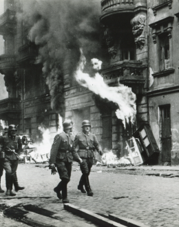 Oddziały niemieckie w czasie powstania w getcie warszawskim w 1943 roku. 