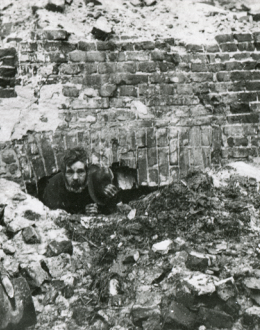 Oddziały niemieckie w czasie poszukiwania kryjówek, w których ukrywała się ludność żydowska w czasie powstania w getcie warszawskim w 1943 roku