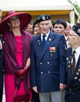 Holenderska Para Królewska pod pomnikiem 1. Dywizji Pancernej. Fot Dominik Jagodziński
