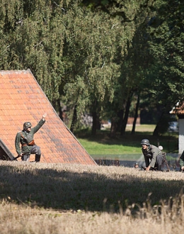 Rekonstruktorzy odtwarzający atak wojsk niemieckich. Fot. Roman Jocher