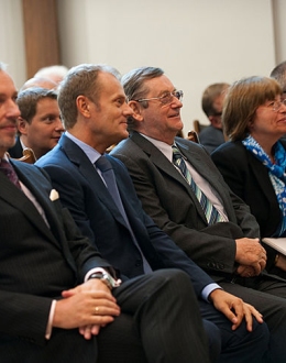 From left to right: Minister of Culture and National Heritage Bogdan Zdrojewski, Prime Minister Donald Tusk, Prof. Norman Davies, Mrs Maria Davies and Director of the Museum of the Second World War Paweł Machcewicz during the announcement of the winners of the architectural competition, 1 September 2010. Photo: S. Czalej