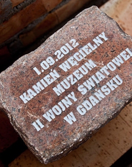 A paving stone found during the archaeological excavation, which had once been in the pavement of a street in the Wiadrownia district, was used as the foundation stone. Photo: D. Jagodziński