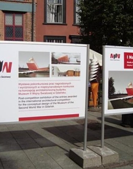 Wystawa plenerowa prac nagrodzonych w konkursie architektonicznym, Długi Targ, Gdańsk, październik 2010.