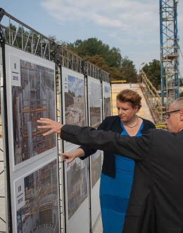 Minister of Culture and National Heritage Małgorzata Omilanowska, Head of the Prime Ministerial Chancellery Jacek Cichocki, and Professor Paweł Machewicz showing pictures taken during different stages of the construction of the Museum. Photo: Roman Jocher. At the construction site of the Museum of the Second World War.