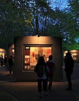 Wystawa plenerowa specjalnie na Europejską Noc Muzeów była iluminowana. Fot. R. Jocher