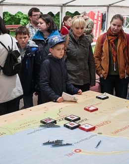 In the educational zone one could play strategy games with the use of large format boards. Photo: Roman Jocher
