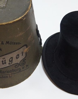Top hat with a box. Jan Rzeszewicz's mementos.