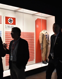 Dyrektor MIIWŚ dr Karol Nawrocki rozmawiający z historykiem The National WWII Museum Rob Citino podczas zwiedzania wystawy. Fot. materiały prasowe.