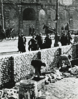 Budowa muru wokół getta warszawskiego w 1940 roku