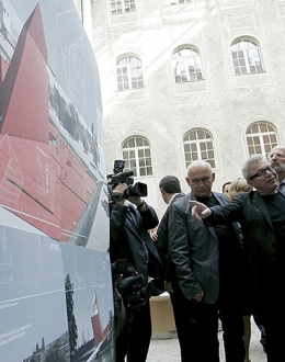 Daniel Libeskind explains the winning design in the architectural design to Prime Minister Donald Tusk, 1 September 2010. Photo: Kosycarz Photo Press