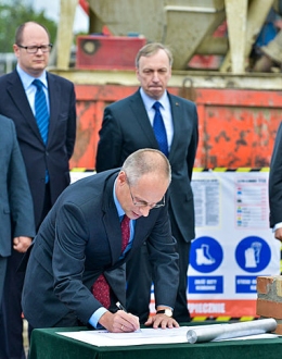 Director of the Museum of the Second World War Professor Paweł Machcewicz signing the document attesting to the setting of the foundation stone. Photo: T. Kamiński