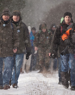 Uczestnicy wycieczki zbliżający się do strzelnicy w Lublewie, gdzie miała miejsce pierwsza odsłona inscenizacji. Fot. Roman Jocher