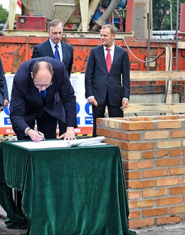 Gdańsk Mayor Paweł Adamowicz signing the document attesting to the setting of the foundation stone. Photo: T. Kamiński