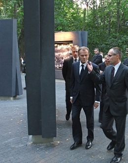 Prime Minister Donald Tusk, the Minister of Culture and National Heritage Bogdan Zdrojewski at the opening of the exhibition, 1 September 2009.