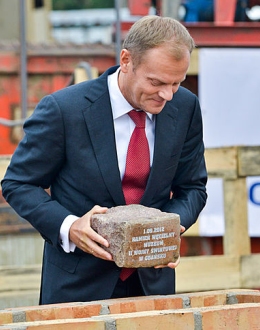 Premier Donald Tusk umieszcza kamień węgielny w cokole, fot. T. Kamiński