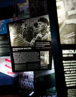 W sercu wystawy znajdują się biografie 16 osób. Jedną z nich jest gen. Stanisław Maczek. Fot. Dominik Kotowski