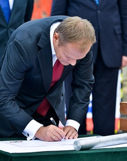 Prime Minister Donald Tusk signing the document attesting to the setting of the foundation stone. Photo: T. Kamiński