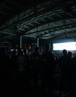 Pokazy spektaklu "Wybuch" na wielkoformatowym ekranie w magazynie na terenie Portu. Fot. Roman Jocher