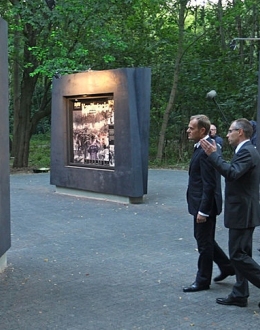 Prime Minister Donald Tusk, the Minister of Culture and National Heritage Bogdan Zdrojewski and Director of the Museum of the Second World War Paweł Machcewicz at the opening of the exhibition, 1 September 2009.