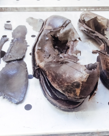 Cykl #ZobaczKonserwacjeMIIWŚ - skórzane buty z okresu II wojny światowej wydobyte podczas wykopalisk archeologicznych