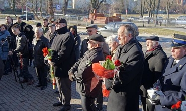 Złożenie kwiatów pod pamiątkowym pomnikiem na Skwerze Żołnierzy Wyklętych