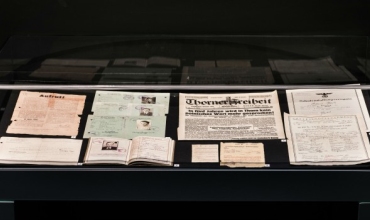 Na wystawie głównej Muzeum można zobaczyć dokumenty związane z Deutsche Volksliste, które oznaczały dla Polaków służbę w niemieckiej armii. Fot. Mikołaj Bujak