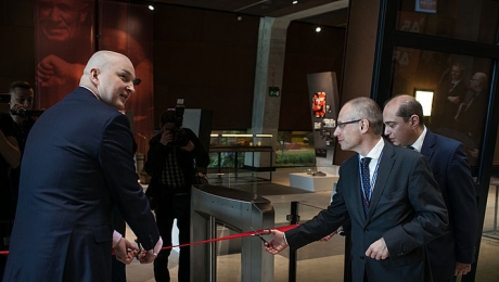 From left to right: Sławomir Dębski, the director of the Centre for Polish-Russian Dialogue and Understanding, Professor Paweł Machcewicz, the director of the Museum of the Second World War and Basil Kerski, the director of the European Solidarity Centre, opening the exhibition. Photo: Roman Jocher.