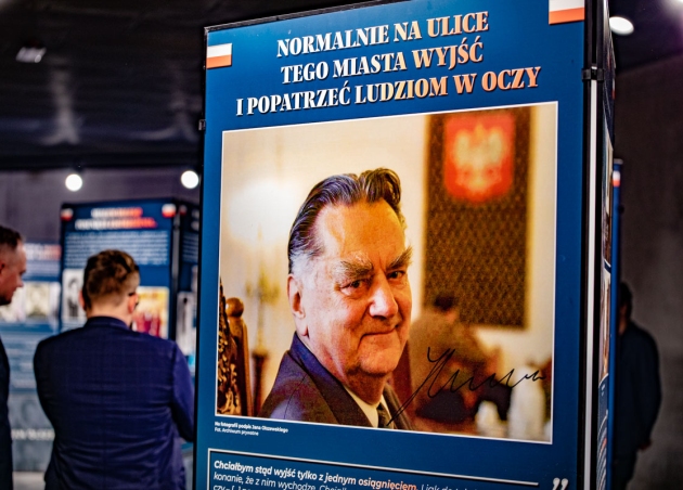 „Spojrzeć ludziom prosto w oczy…” – wystawa poświęcona Premierowi Janowi Olszewskiemu