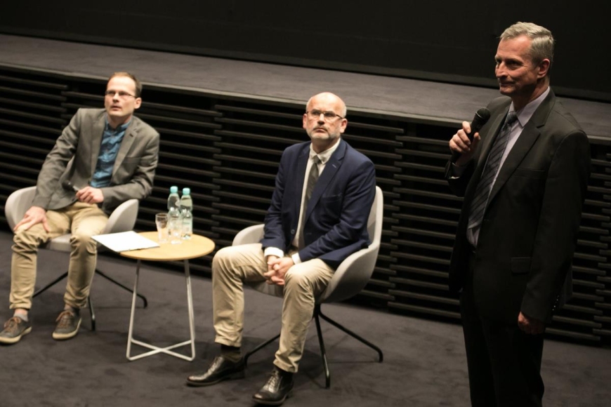 Od lewej: dr Bartosz Filip, prof. UG dr hab. Grzegorz Berendt, Waldemar Kowalski