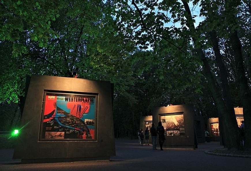Wystawa plenerowa specjalnie na Europejską Noc Muzeów była iluminowana. Fot. R. Jocher