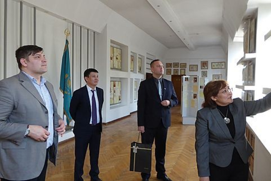 Delegacja gdańskiego Muzeum wraz z dyrekcją kazachstańskiego archiwum podczas zwiedzania ekspozycji stałej znajdującej się w budynku archiwum.