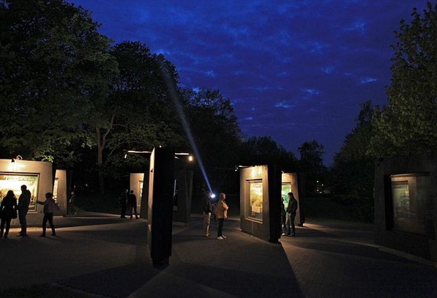 Wystawa plenerowa specjalnie na Europejską Noc Muzeów była iluminowana