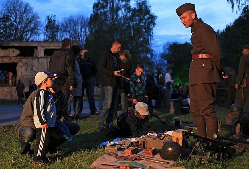 Odwiedzający Westerplatte mogli porozmawiać z rekonstruktorami o wyposażeniu żołnierzy w czasie II wojny światowej. Fot. R. Jocher