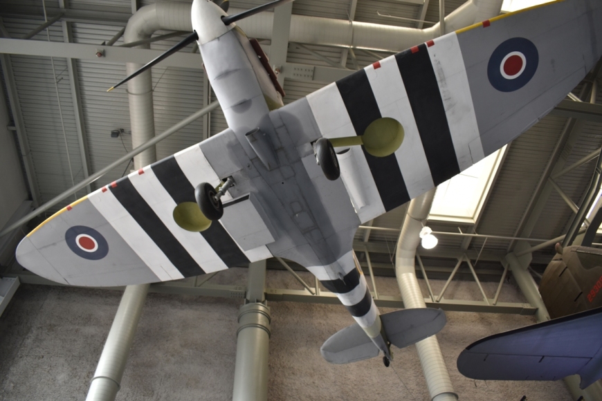 Część wystawy dot. lotnictwa z myśliwcem Supermarine Spitfire. Fot. materiały prasowe.