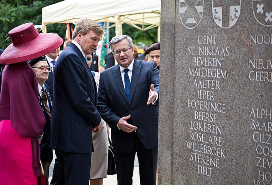 Holenderska Para Królewska oraz Prezydent RP Bronisław Komorowski pod pomnikiem 1. Dywizji Pancernej. Fot Dominik Jagodziński