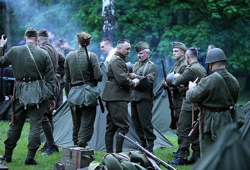Rekonstruktorzy odtwarzający żołnierzy Wojskowej Składnicy Tranzytowej na Westerplatte. Fot. R. Jocher