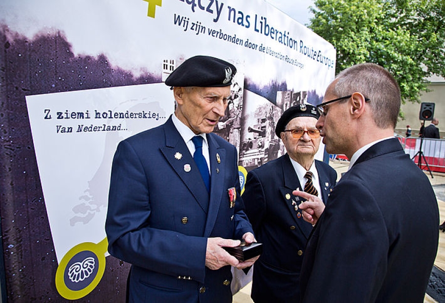 Medale pamiątkowe otrzymali również obecni na uroczystości weterani 1. Dywizji Pancernej. Fot. Dominik Jagodziński