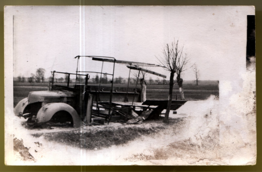 Fot. Niemiecki samochód ciężarowy zniszczony przez żołnierzy AK. Zamojszczyzna, 1943–1944 (fot. Edward Buczek; MIIWŚ)