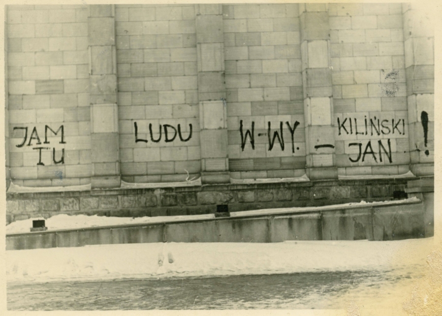 Napis wykonany przez „Alka” na gmachu Muzeum Narodowego w Warszawie informujący o miejscu złożenia przez Niemców zdemontowanego pomnika Jana Kilińskiego (Mazowiecka Biblioteka Cyfrowa)