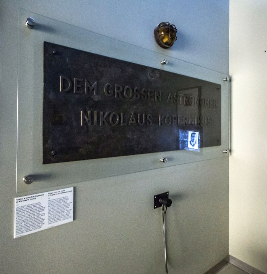 Kopia niemieckiej tablicy, którą „Alek” zdjął z pomnika Mikołaja Kopernika, prezentowana na wystawie głównej MIIWŚ (MIIWŚ)