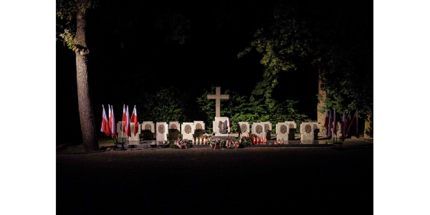 Cmentarz Obrońców Westerplatte, godz. 0448.
