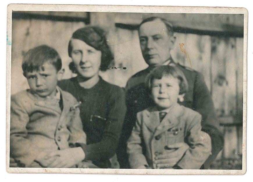 Fotografia przedstawiająca rtm. rez. Aleksandra Kornela Kowala wraz z żoną Marią  i dziećmi, wykonana pod koniec lat 30 XX w.  